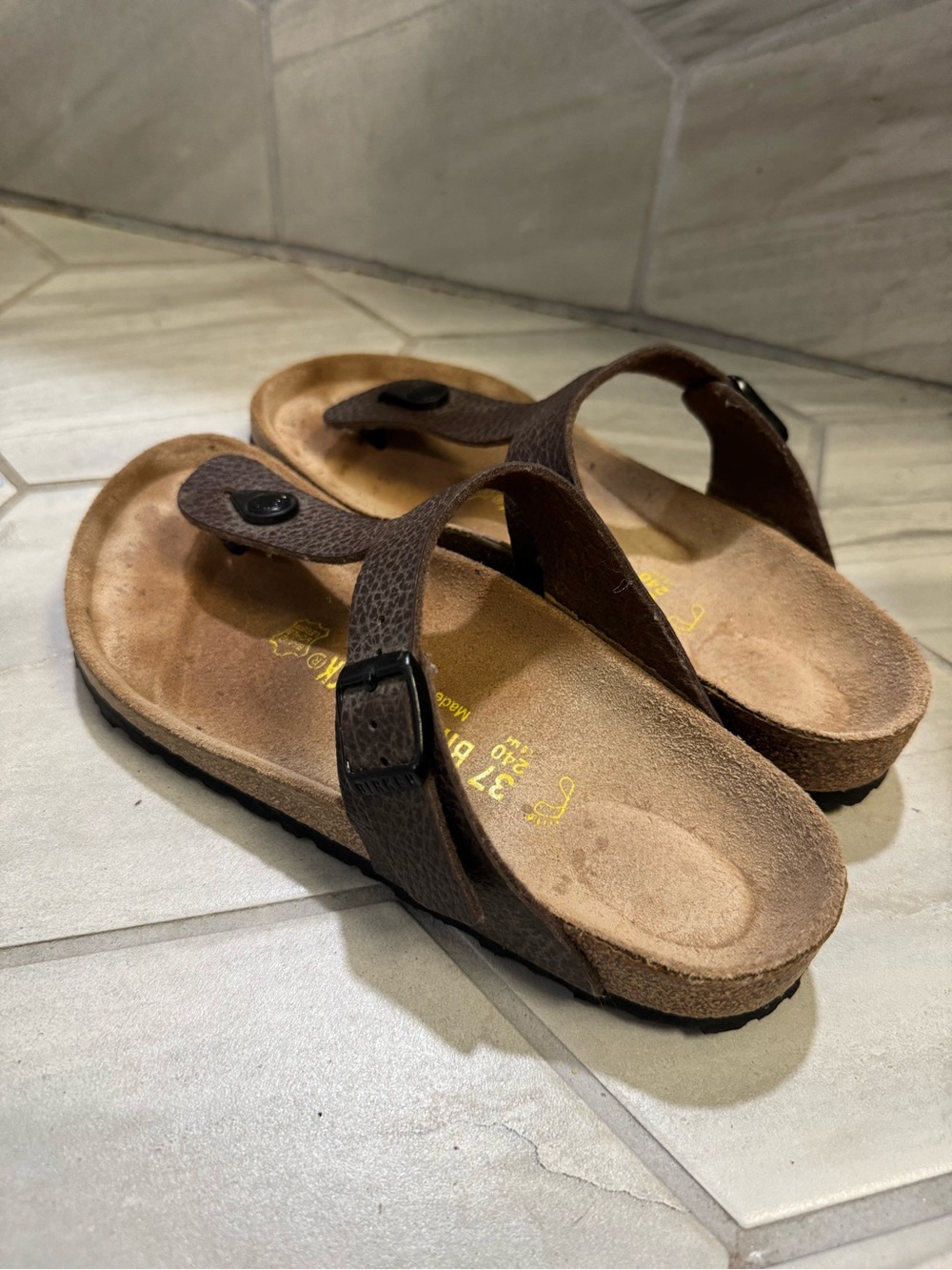 Birkenstock Gizeh Brown Sandals - Picture 3 of 7